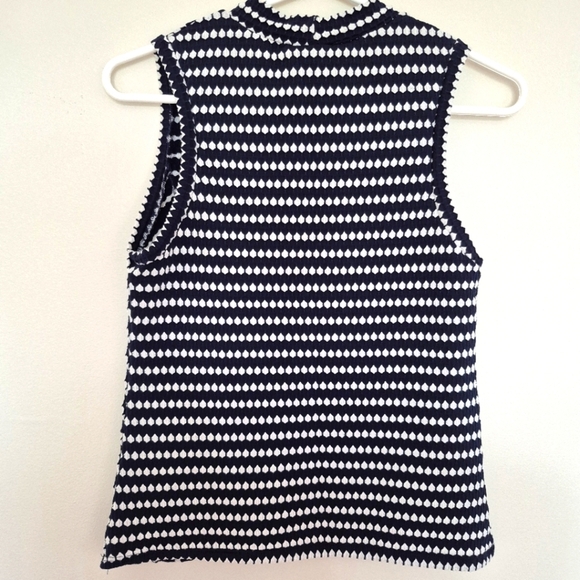 W5 Navy & White Geometric Sleeveless Mock Neck Top – Size Small - Picture 3 of 3